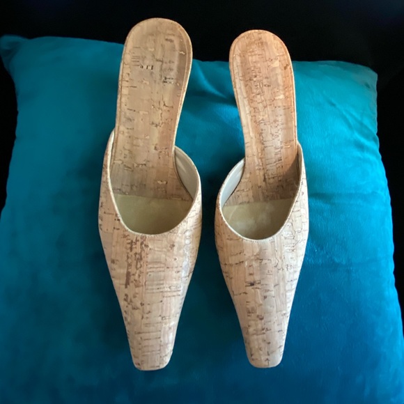 Stuart Weitzman Natural Colored pointed toe Mules. Size 7.5 - Picture 1 of 5